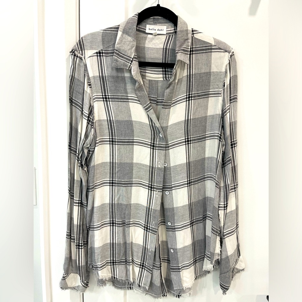Bella Dahl grey and white flannel blouse. Size large.